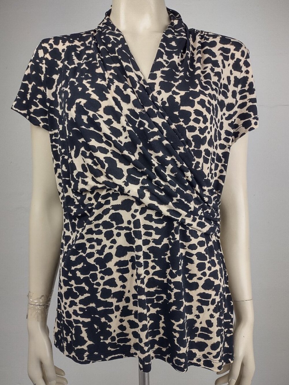 NWT DKNY tan beige black spotted animal print V-Neck short sleeve blouse top XL